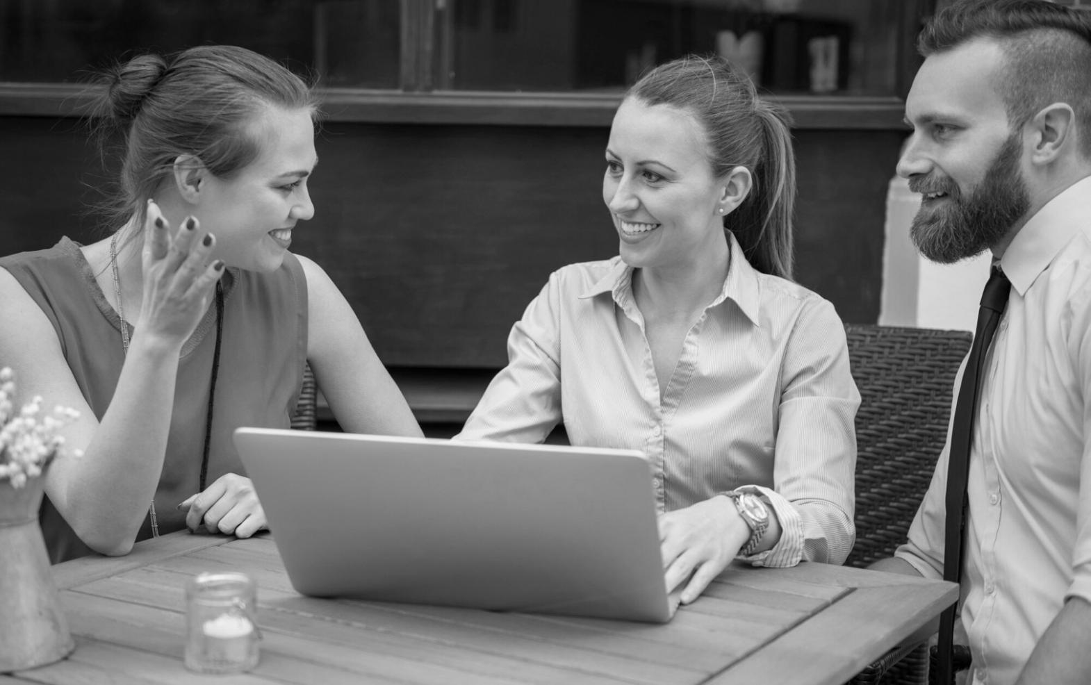 Personne analysant des graphiques financiers sur ordinateur